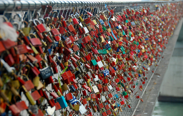 Ein Brückengeländer voll ewiger Liebe