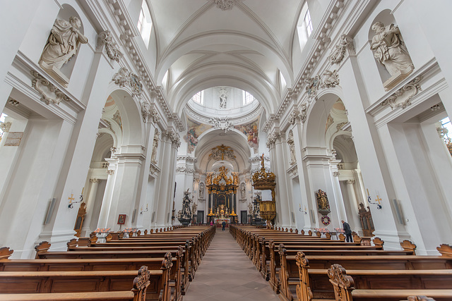 Dom zu Fulda, Der Blick in den Innenraum in Richtung auf den Hochaltar