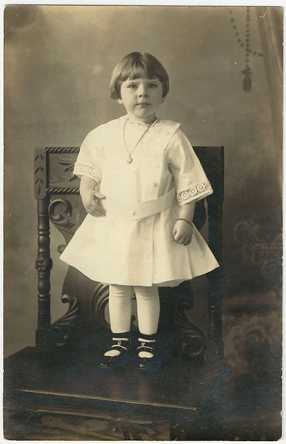 WP1901 WPG - PORTRAIT - SMALL GIRL IN WHITE DRESS