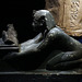 Statue de Ramsès II agenouillé faisant offrande d'un rébus de son nom .
