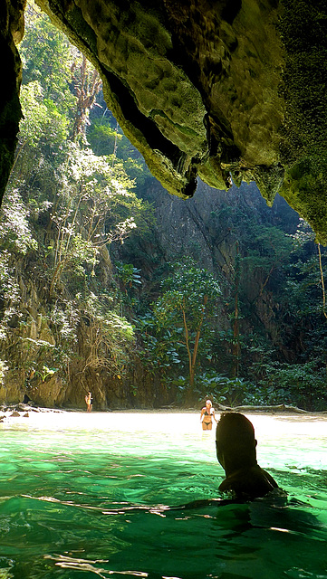 Ausblick aus der Emerald Cave in den Lagunenkessel