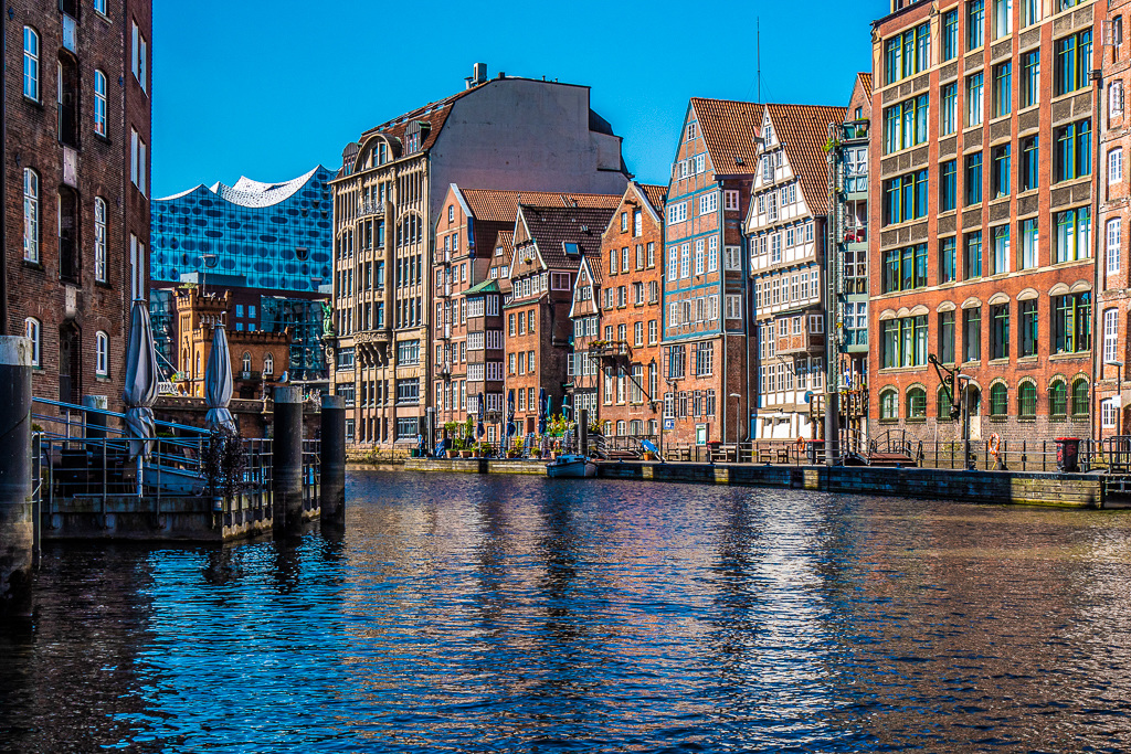 Nikolaifleet, Häuser an der Deichstraße und die Elbphilharmonie - hFF  (210°)