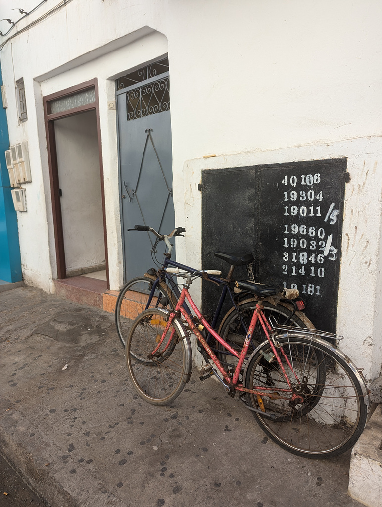 Vélos rouillés à numéros / Numbered and rusty bikes