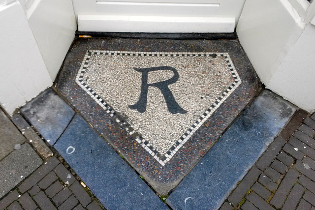 R