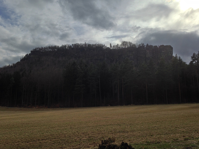 V-11 Lilienstein     Start:  50°56`03.00“N     14°04`59.00“N Wanderparkplatz Lilienstein bei Waltersdorf- Südaufstieg- Lilienstein- Nordabstieg- scharf rechts auf unmarkierten Kirschweg- Parkplatz Schwierigkeit: 1, 5 km