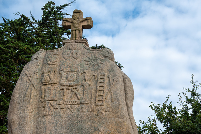 Le menhir de Saint Uzec