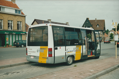 De Lijn 4030 (1317 P) at Poperinge railway station - 3 Aug 2001