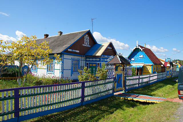 Різьблена хата/Carved house