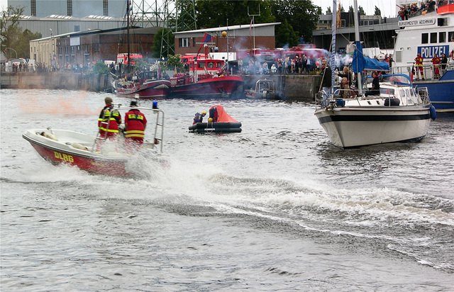 Rettungsübung im Harburger Binnenhafen
