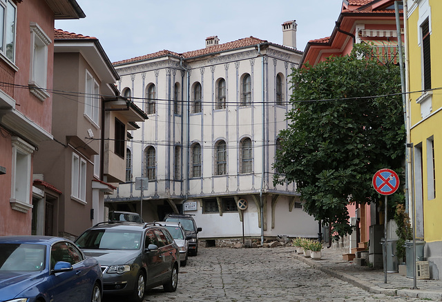 Houses with overhanging upper storeys