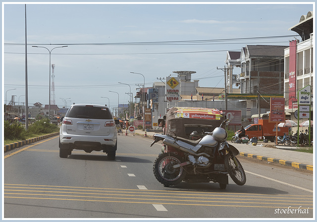 Transporting a motorcycle on a tuk-tuk