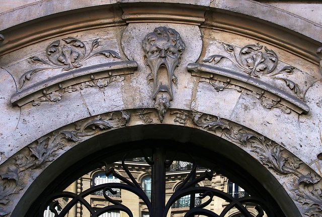 Au 76 avenue d'Italie , dans le 13 ème , façade Art Nouveau 1900 . Paris