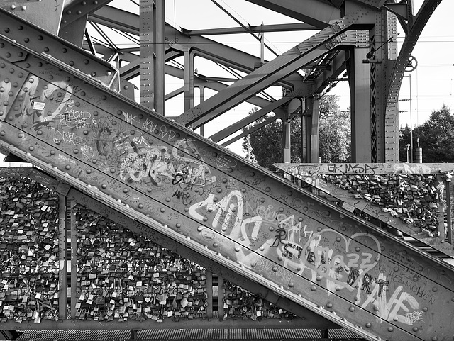 Stahlträger an der Hohenzollernbrücke