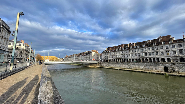 BESANCON: le quai Vauban, le pont Battant, le tram 03.