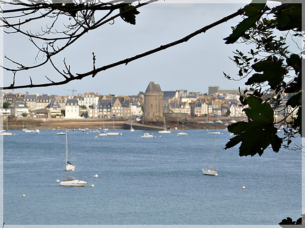 Vue vers la tour Solidor depuis le chemin de randonnée à Dinard (35)