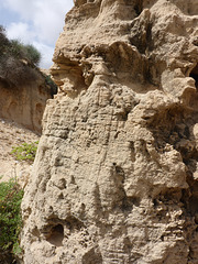 Meißelspuren und Schichtung an Sandsteinpfeiler