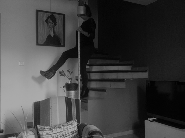 Cathy en descendant l'escalier ...... filtre mercury