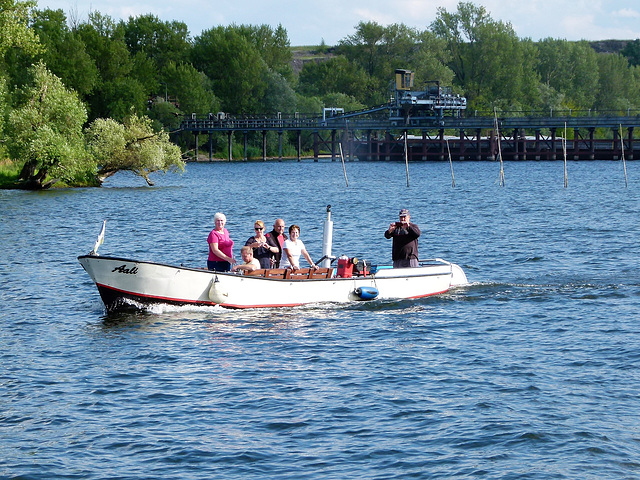 Dampfboot grüßt Dampfschiff.