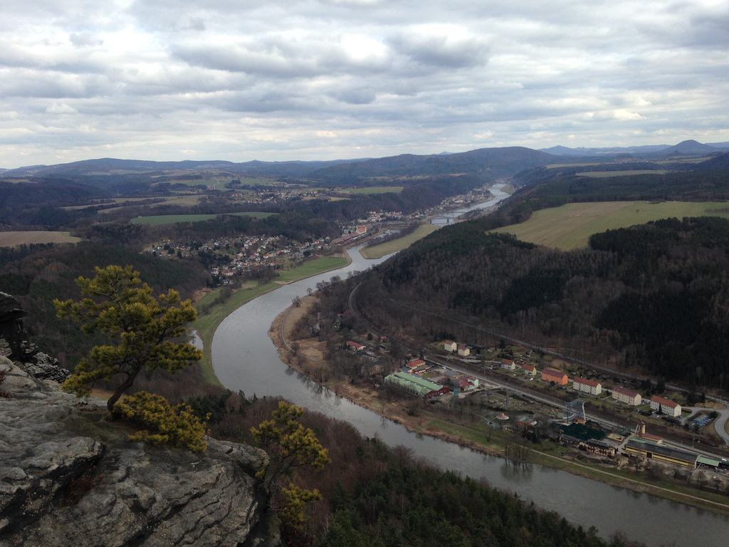 links an der Elbe, Prossen, Bad Schandau, Postellwitz. rechts, Stadt Königstein.