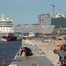 Im Hamburger Hafen: Rege Bautätigkeit bei laufendem Betrieb