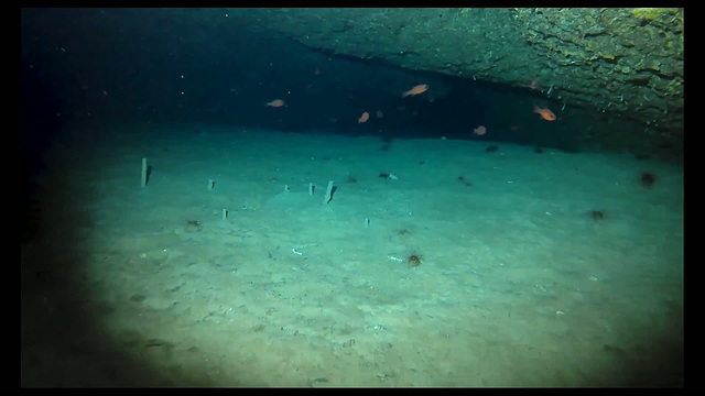 08v-Xlendi bay, shallow recess