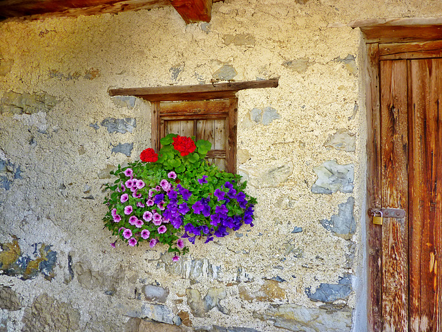 Finestra della stalla -Rifugio Santa Croce -