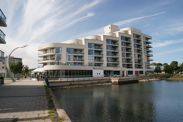 Apartments And Bottelino's Restaurant