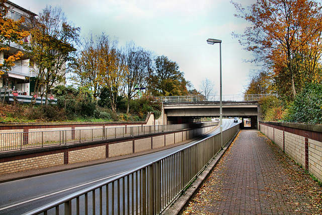 Steinstraße mit Eisenbahnbrücke (Voerde) / 19.11.2022