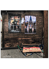 Hinter den Ständen - - - Hinter den Ständen - - -