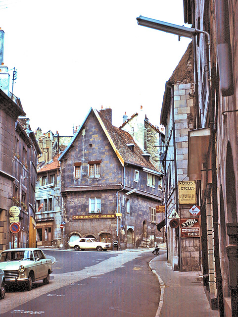 Besançon (25) 14 août 1974. Rue de la Madeleine (Diapositive numérisée).