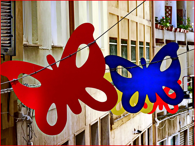 Genova : decorazioni nei vicoli per far sorridere i turisti
