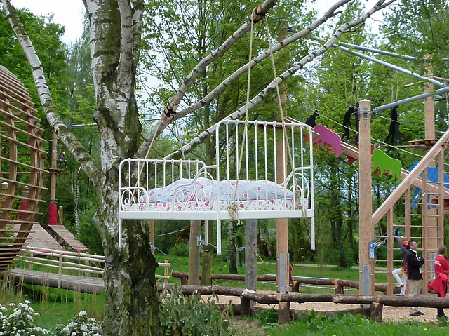 Schaukelbett im Hochseilklettergarten