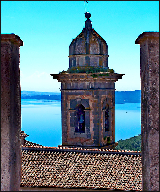 Bracciano : dal Castello Odescalchi  il campanile dell'antica chiesa