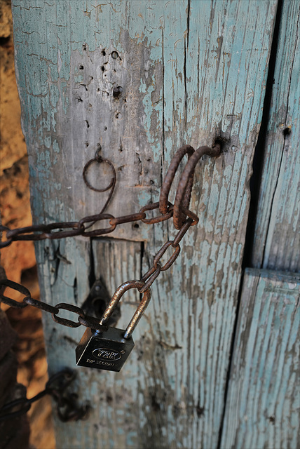 Monsaraz, Blue door