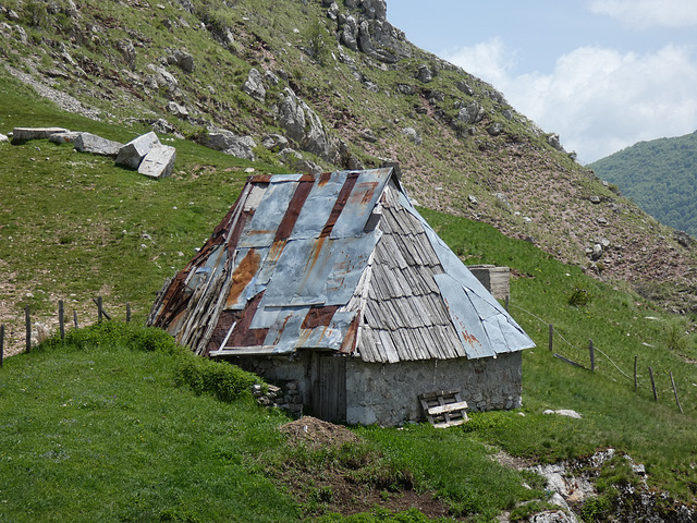 Lukomir- Traditional House and Metal with Shingle Roof