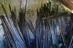 Rien ne se perd , tout se récupère . Piquets de clôture dans une ferme à Chilleurs-aux-Bois ( 45 ).