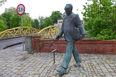 2,5 Tonnen schwerer Finanzbeamter auf dem Weg zur Mittagspause 2,5 Tonnen schwerer Finanzbeamter auf dem Weg zur Mittagspause