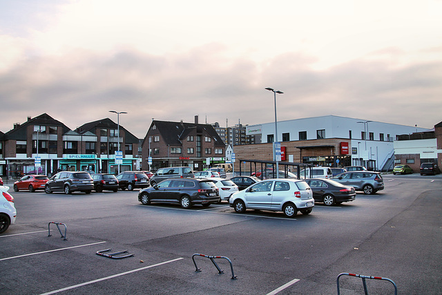 Parkplatz am PENNY (Voerde) / 19.11.2022