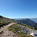 Blick am Fuße des Latemars auf die Berge des Trentinos