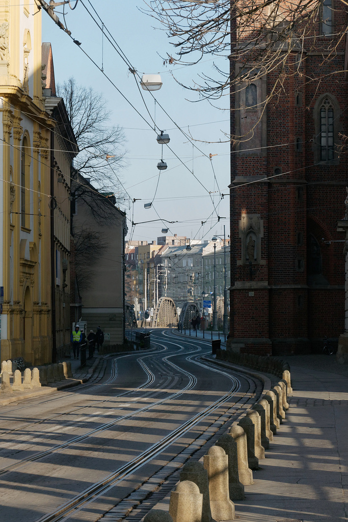 Se faufiler entre deux églises