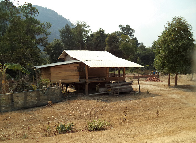 Résidence modeste dans la campagne laotienne