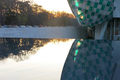 La Fondation d'entreprise Louis Vuitton, revue et coloriée par Buren (Paris)