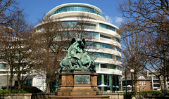 Hotel "The Fontenay" mit Kriegerdenkmal 1870/ 71