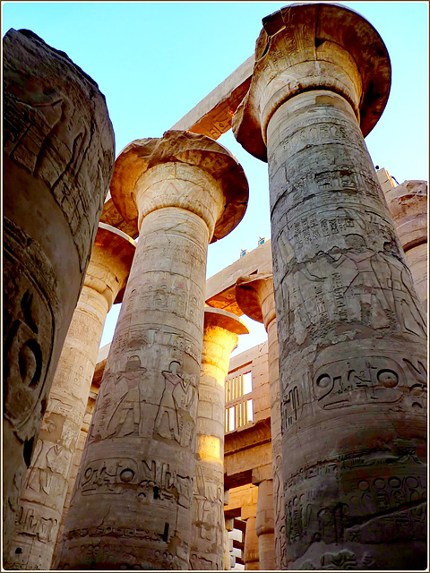 LUXOR : iscrizioni sulle colonne del tempio di Karnak con i grafismi  dell'antico Egitto