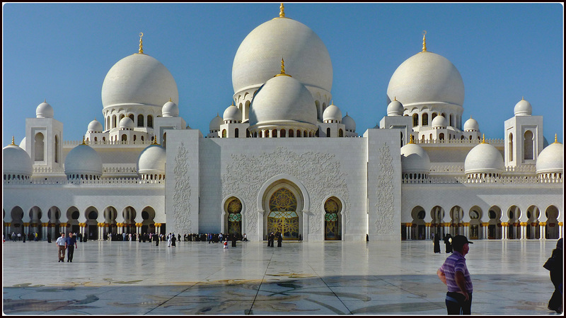 AbuDhabi : il grande piazzale ricamato e la moskea alla luce del mattino