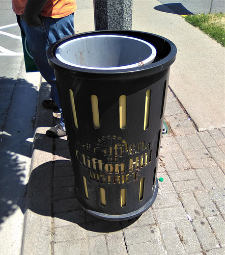 Poubelle et chutes / Clifton Hill trash can