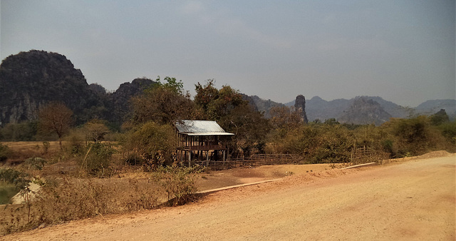 Architecture laotienne sur pilotis / Laotian architecture on stilts