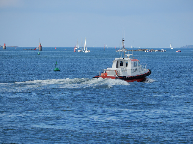 le pilote attend un cargot pour l'entrée dans le port