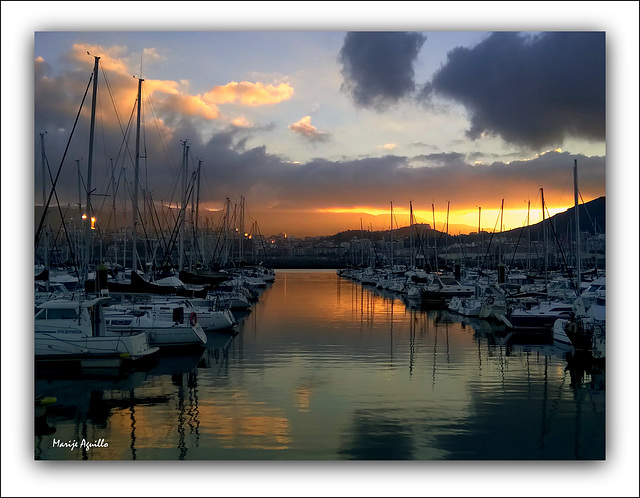 Puesta de sol en el puerto.