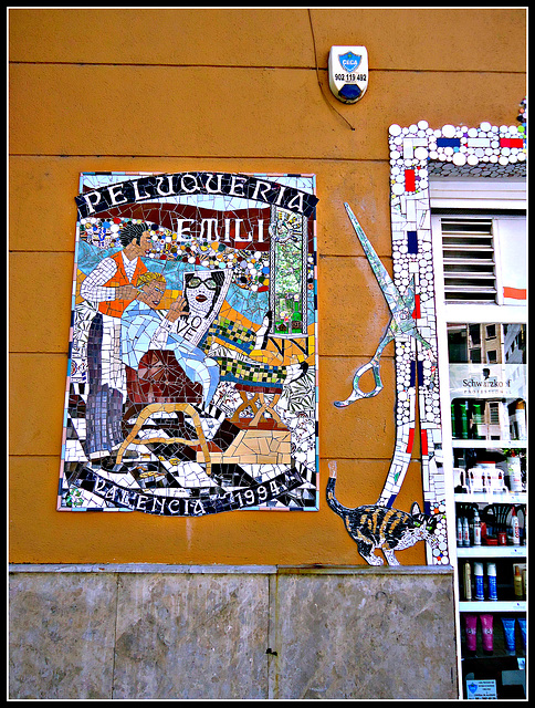 Valencia: mosaico en fachada.